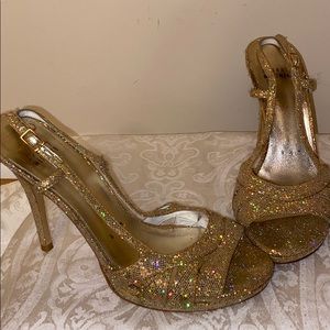 Stuart Weitzman Golden glittery heel with platform